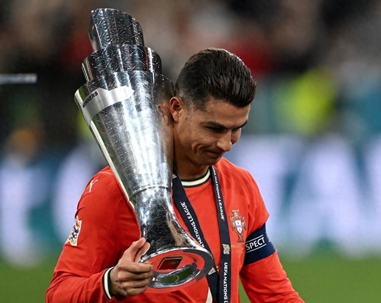 葡萄牙三球大胜匈牙利,C罗再猛进两球 葡萄牙三球大胜匈牙利,C罗再猛进两球