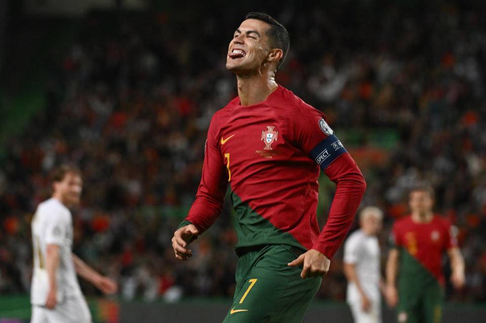 全球足球巨星争夺桂冠，谁能笑到最后