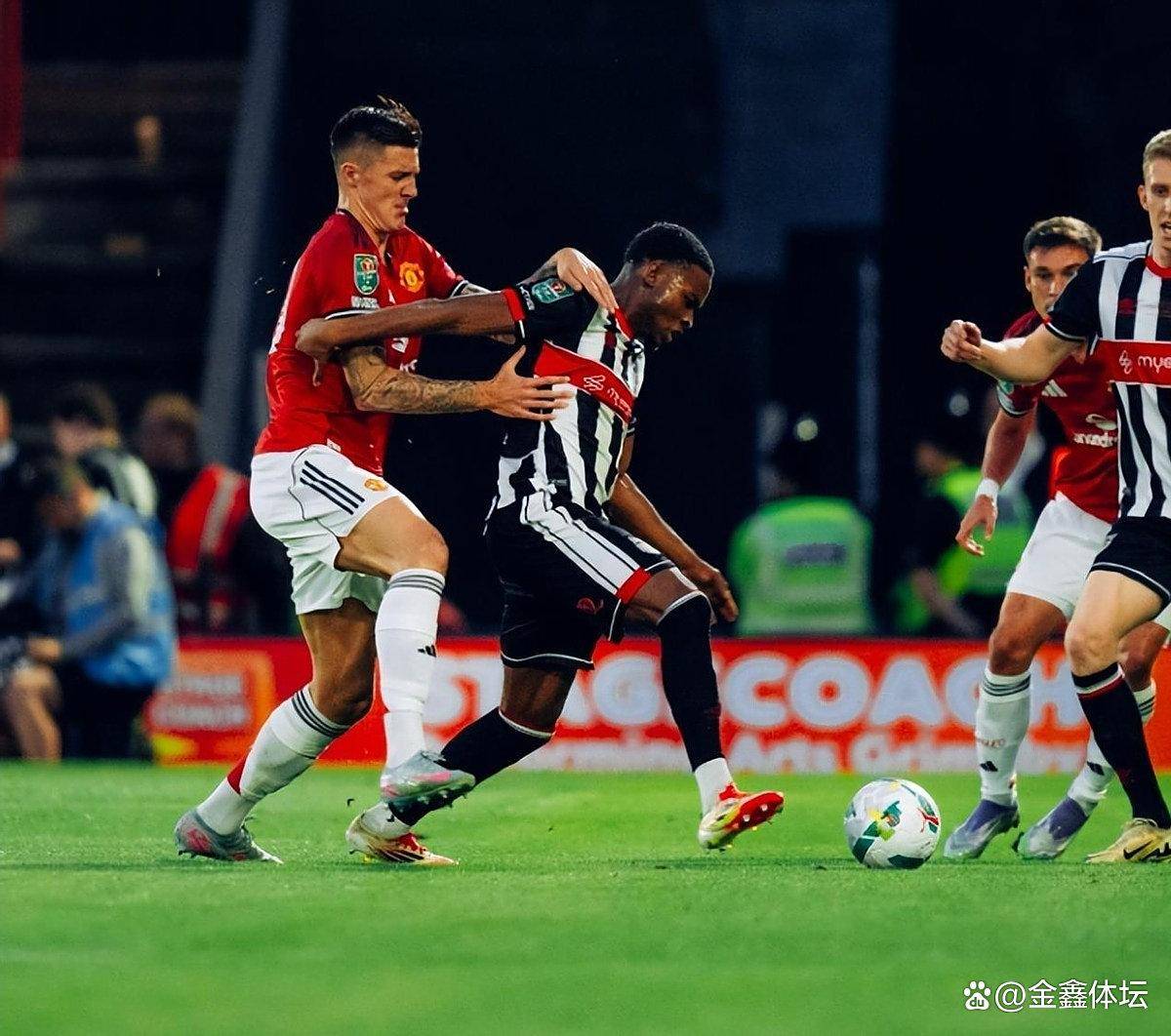 曼联憾负终场哨声,痛失关键胜利 曼联憾负终场哨声,痛失关键胜利