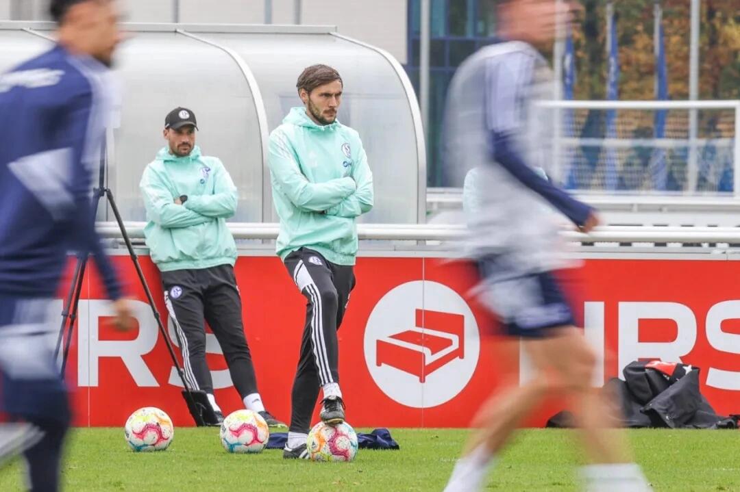 沙尔克04遭遇连败,陷入保级泥潭 沙尔克04遭遇连败,陷入保级泥潭