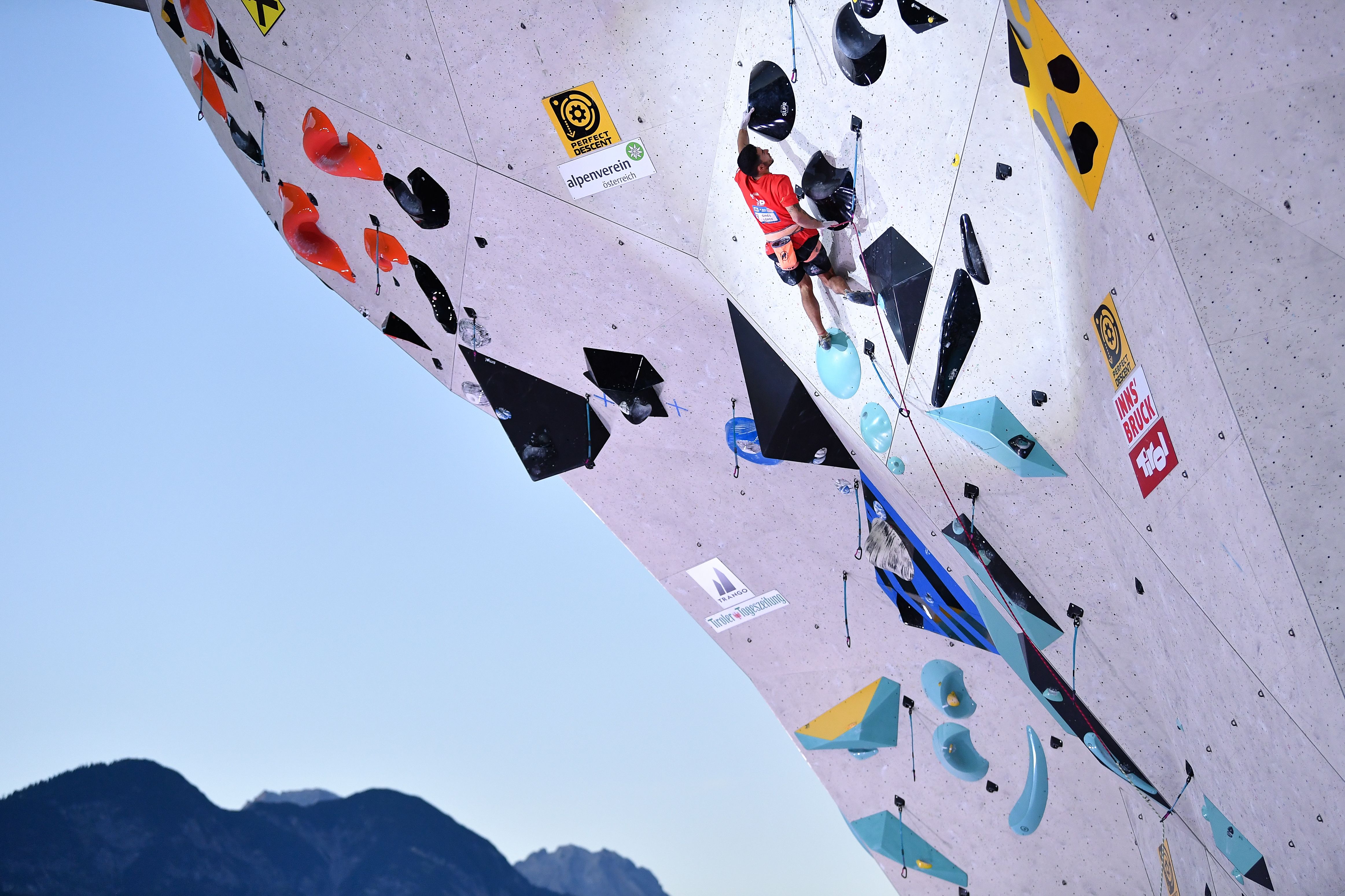 瑞士攀岩选手力挑难关,斩获多面奖牌的简单介绍 瑞士攀岩选手力挑难关,斩获多面奖牌的简单介绍