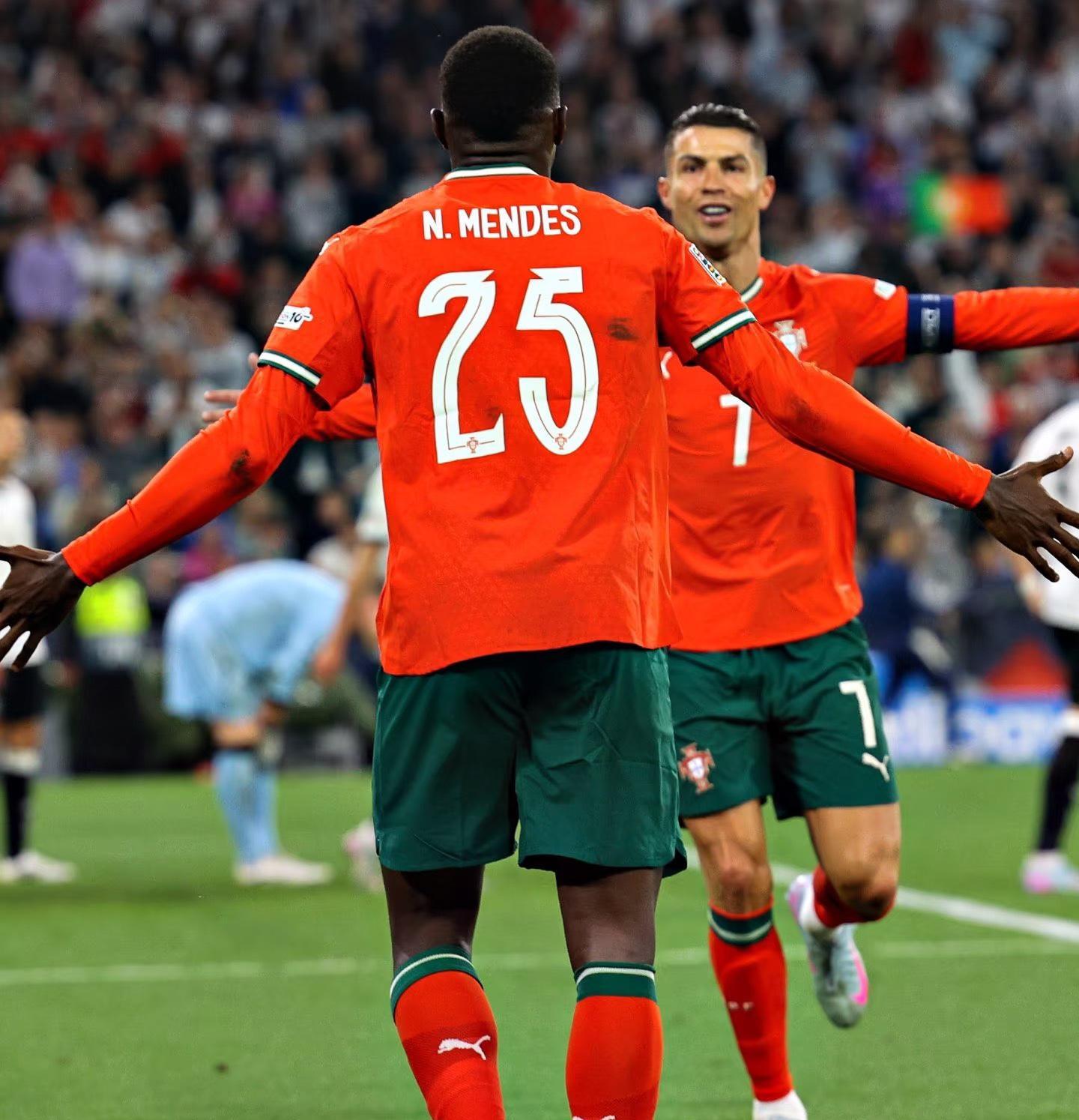 西班牙横扫曼联，罗本送出助攻的简单介绍