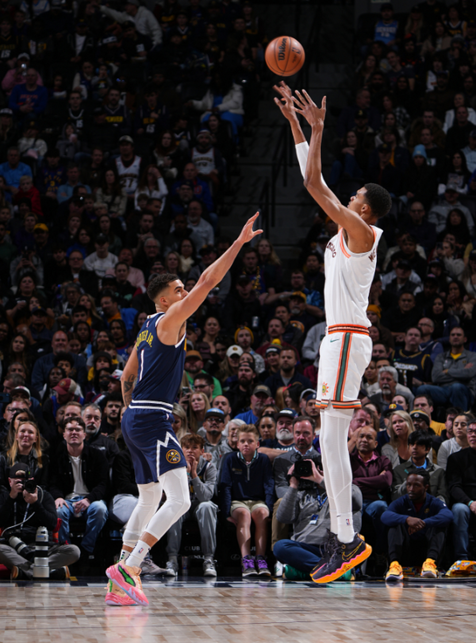 马刺鏖战雷霆，欧文统治全场的简单介绍