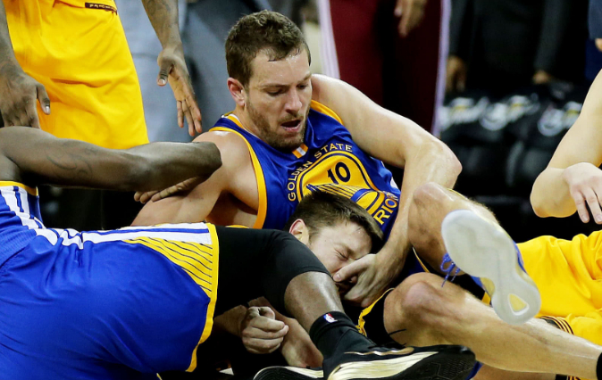 雄鹿完胜火箭，郭艾伦点燃赛场