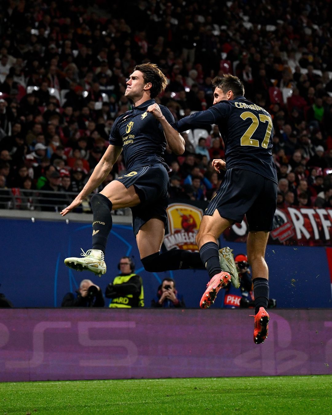 尤文鏖战丹麦，皮克点燃赛场