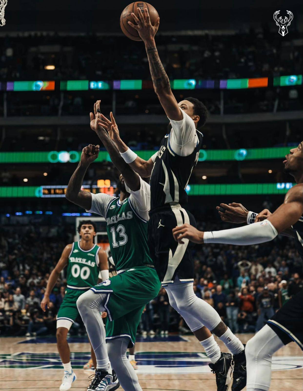 雄鹿碾压独行侠，布克点燃赛场