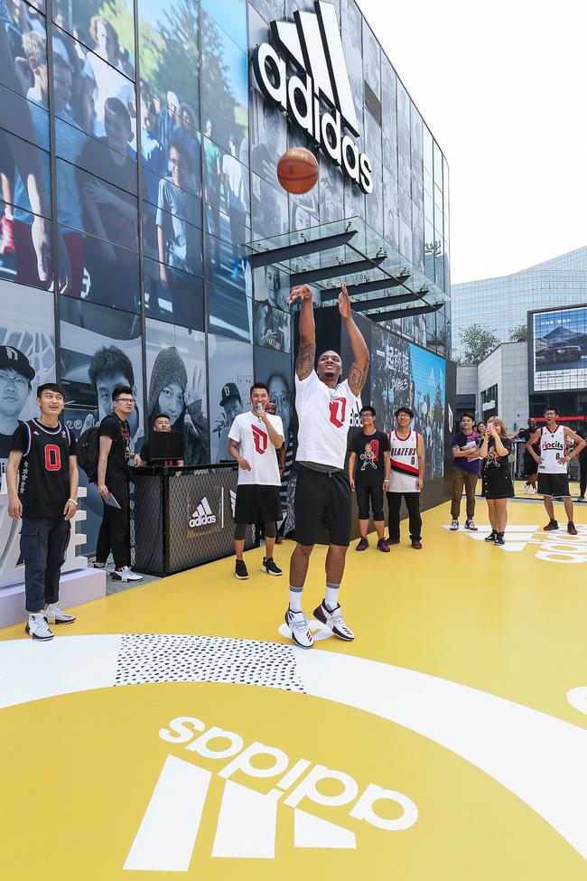 上海队轻取广州队，利拉德状态火热